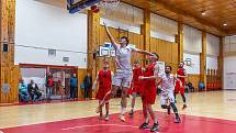 BK Klatovy (bílé dresy) - BK Lokomotiva Plzeň B 71:70.