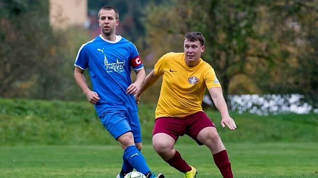 Fotbalisté Janovic (ve žlutých dresech) porazili Nezamyslice 6:2 a díky pomoci chudenického Sokola mají na druhém místě už čtyřbodový náskok.