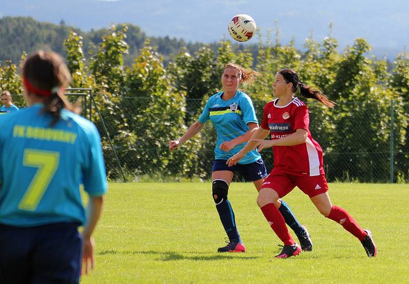 Na podzim fotbalistky SK Klatovy 1898 (červené dresy) porazily Borovany (modré dresy) 7:2. A uspěly i v nedělní odvetě, tentokrát 9:1.