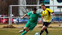 14. kolo I. B třídy: FK Horažďovice (žlutí) vs. Chanovice 3:2.