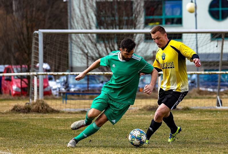 14. kolo I. B třídy: FK Horažďovice (žlutí) vs. Chanovice 3:2.