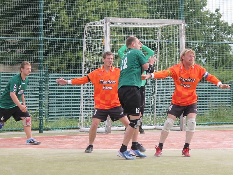 II. liga v národní házené: Vřeskovice A (v oranžovém) - Šroubárna Žatec 21:18.