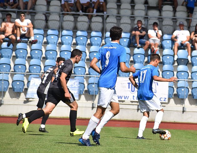 1. kolo FORTUNA divize A - 2022/2023: TJ Jiskra Domažlice B (hráči v modrých dresech) - Spartak Soběslav (černí) 3:2 (2:0).