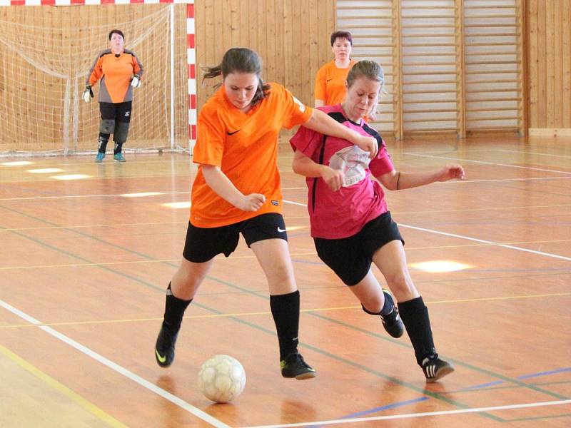 Zimní dívčí amatérská fotbalová liga 2016/2017: Plánice (oranžové dresy) - Kobra Stars 3:5