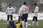 Zimní turnaj mužů v Sušici: Sušice (ve žlutém) - Horažďovice 1:1.