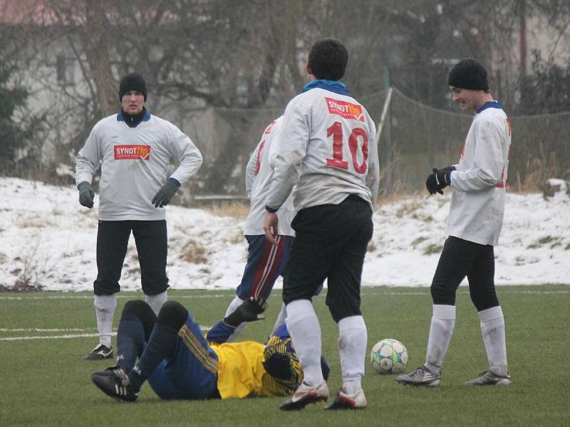 Zimní turnaj mužů v Sušici: Sušice (ve žlutém) - Horažďovice 1:1.