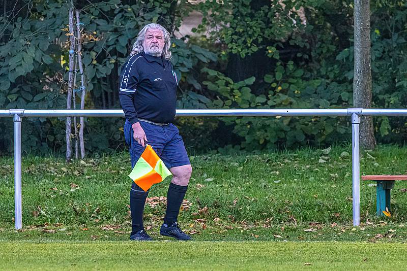 Fotbalisté FC Švihov (na archivním snímku hráči v červenobílých dresech) přejeli na domácím hřišti Tatran Dlouhá Ves 4:1.