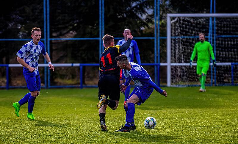 Fotbalisté FK Okula Nýrsko (na archivním snímku hráči v modrobílých dresech) skončili v letošní sezoně krajského přeboru na druhém místě.