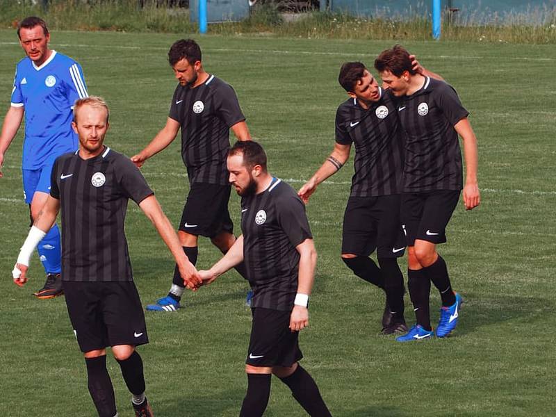 FK Okula Nýrsko (černí) vs. TJ Sušice (modří) 3:1.