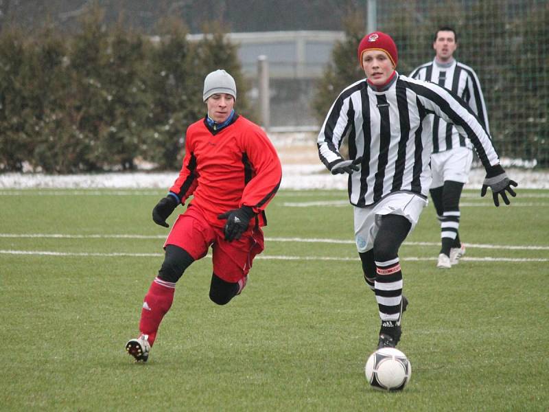 Zimní turnaj v Sušici: Nýrsko (v pruhovaném) - Luby 2:0.