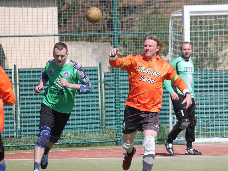 Národní házená, II. liga: Vřeskovice (v oranžovém) - Kyšice 15:22.