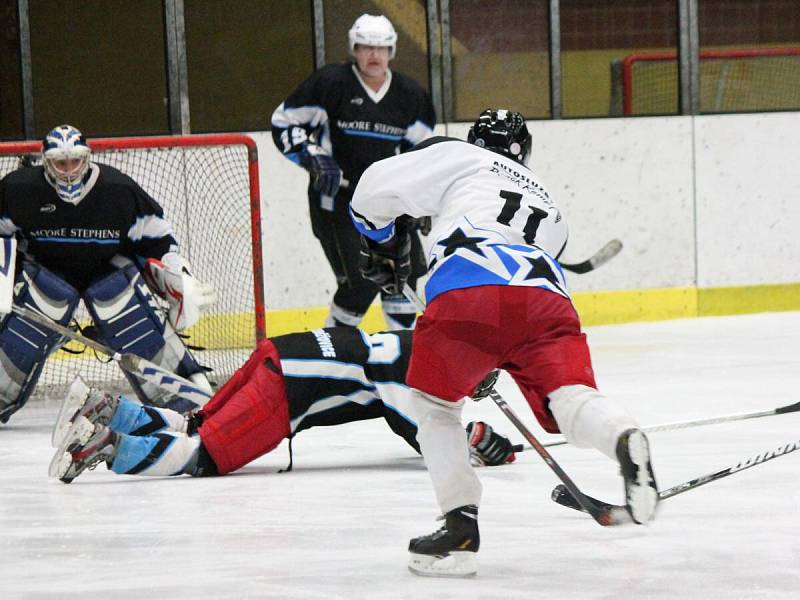 Šumavská liga amatérského hokeje: HC AutoKempf (bílé dresy) - HC Poběžovice 6:1