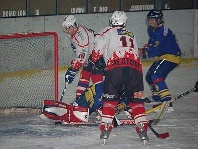 Přestože páteční utkání kvalifikace o postup do ligy juniorů  na ledě v Klatovech nemělo vítěze, spokojenější  po remíze 3:3 byli hosté z Chocně.