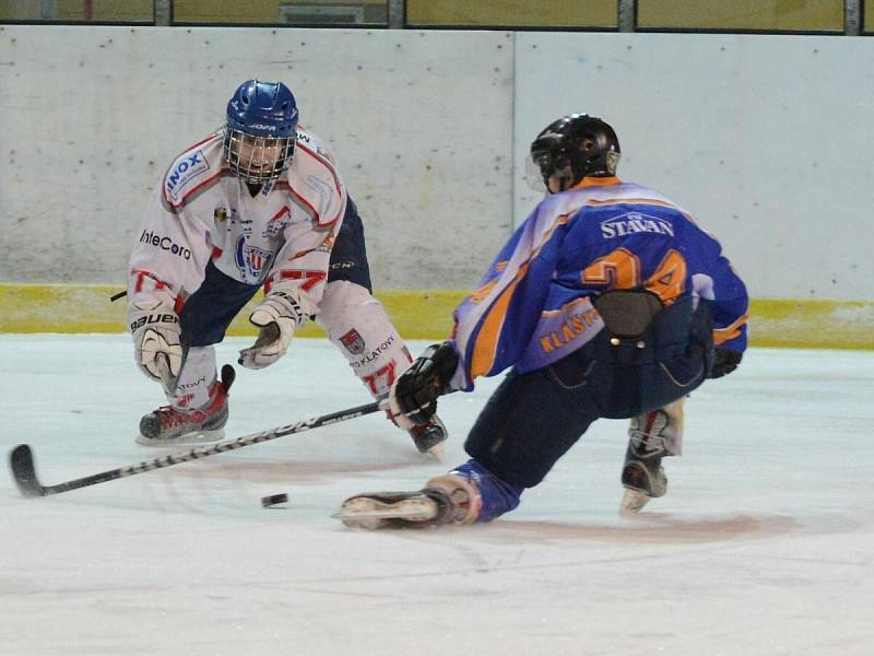 Liga juniorů: HC Klatovy (v bílém) - HC Klášterec 6:7 SN.