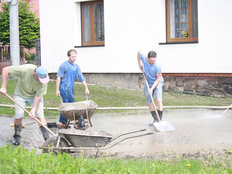 Ve Svrčovci odklízeli nánosy bahna po středečních přívalových deštích