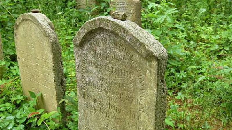 Podle některých pramenů je strážovský židovský hřbitov údajně jedním z nejstarších v Čechách.