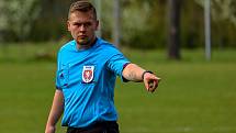 Fotbalisté TJ Žichovice (na archivním snímku hráči v bílých dresech) podlehli ve 24. kole III. okresní třídy TJ Sokol Běšiny 0:2.