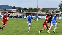 Fotbalisté SK Klatovy 1898 (na archivním snímku hráči v červených dresech) porazili po velkém boji béčko TJ Jiskra Domažlice (modří) 2:1.