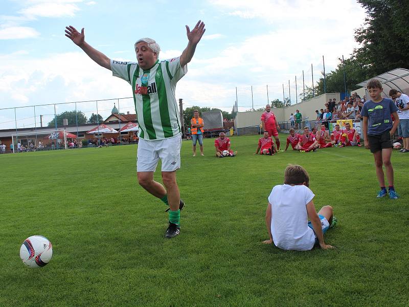 Oslavy 90 let fotbalu v Měčíne - přátelský zápas Měčín - internacionálové Bohemians Praha.