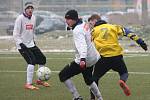 Zimní turnaj mužů v Sušici: Sušice (ve žlutém) - Horažďovice 1:1.