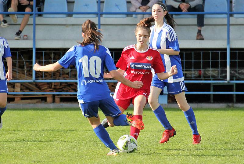 9. kolo divize žen, skupina C: SK Klatovy 1898 (na snímku fotbalistky v červených dresech) - TJ Jiskra Domažlice 1:1 (1:0).