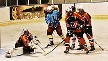 Hokejisté TJ START Luby (na archivním snímku hráči v černo-červených dresech) vedli s HC Rokycany už 3:0, ale nakonec museli přijmou porážku 3:5.