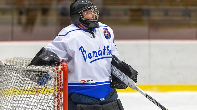 2. liga, skupina západ (nadstavba B, 3. kolo): SHC Klatovy (na snímku hráči v červených dresech) - HC Benátky nad Jizerou 5:4 po prodloužení.