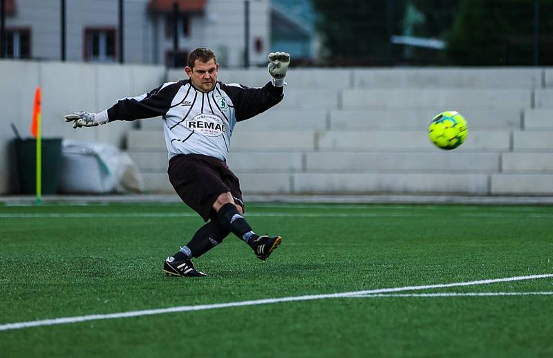 Fotbalisté TJ Start Luby (na archivním snímku hráči ve žlutých dresech) prohráli s rezervou Petřína 0:3. Ta rozhodla po pauze a slaví postup do krajského přeboru.