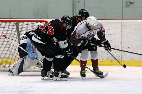 Hokejisté Malé Vísky (na archivním snímku hráči v bílých dresech) vyhráli na ledě týmu HC Saxana Group 6:3.