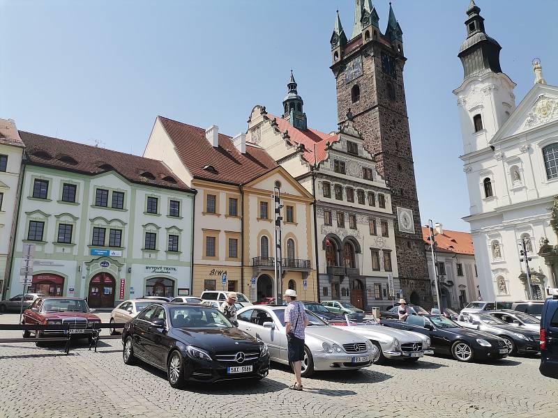 Vozy Mercedes-Benz na náměstí v Klatovech.