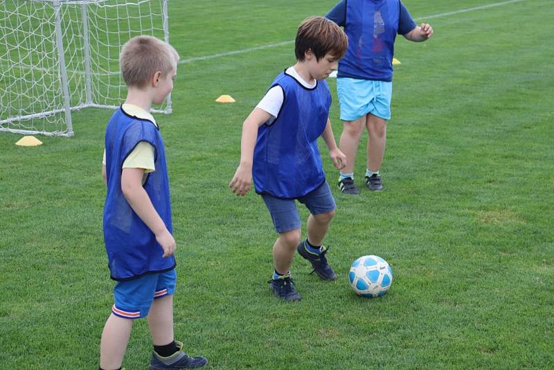 Náborová akce v Klatovech: děti si pod dohledem Davida Limberského užily zábavné fotbalové odpoledne.