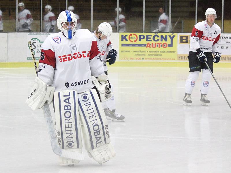 Hokejisté SHC Klatovy (bílé dresy) podlehli v přípravném zápase na sezonu 2017/2018 doma Sokolovu 2:4.