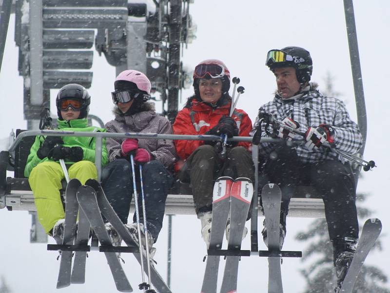 Na Špičáku bylo o víkendu živo. Otevřeli tam i snowpark.