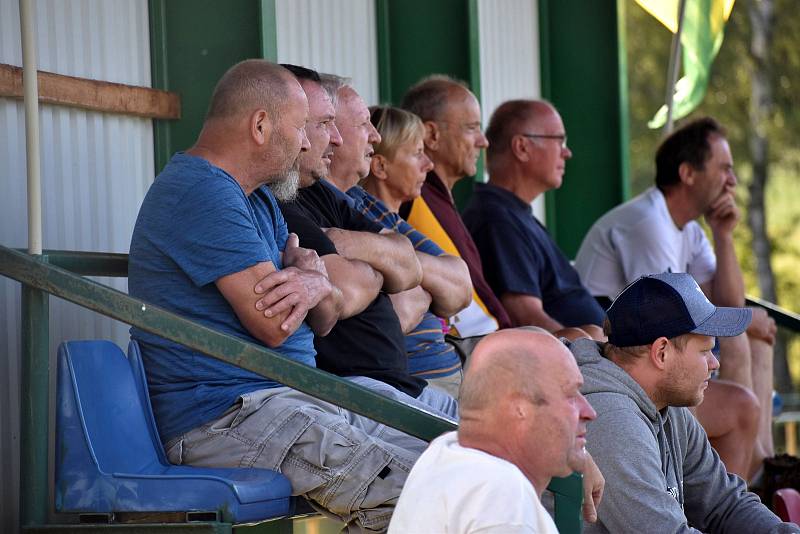 1. kolo krajského přeboru 2022/2023: TJ START Tlumačov (žlutí) - TJ Sokol Lhota (hráči v černých dresech) 4:0 (2:0).