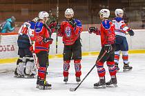 Hokejisté Klatov (na archivním snímku hráči v červených dresech) deklasovali Čerty z Ostrova 8:2.