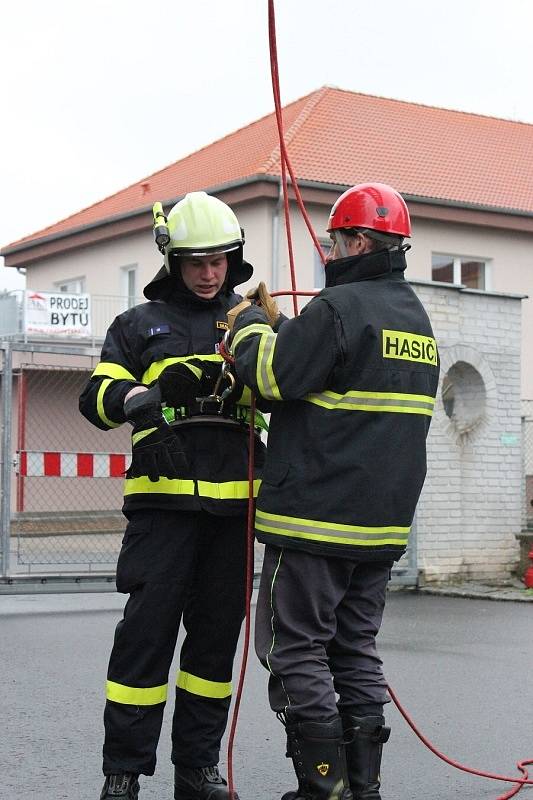 Dobrovolní hasiči se školili u profíků