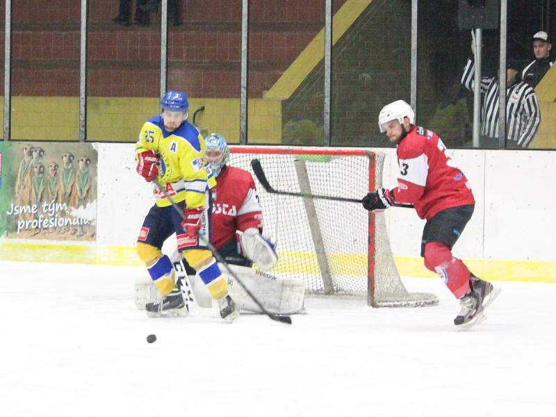 Třetí čtvrtfinále play-off druhé ligy: SHC Klatovy (červené dresy) - HC Kobra Praha 7:3