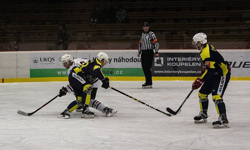 Klatovští hokejisté (v bílém) vyzvou Kobru Praha.