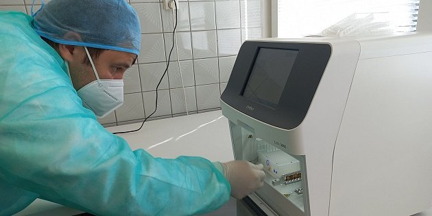 Virologická laboratoř v Klatovské nemocnici.