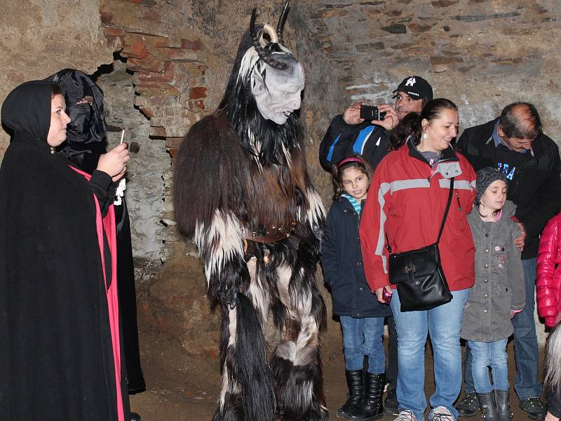 Krampusáci ve sklepení zámku v Chudenicích.