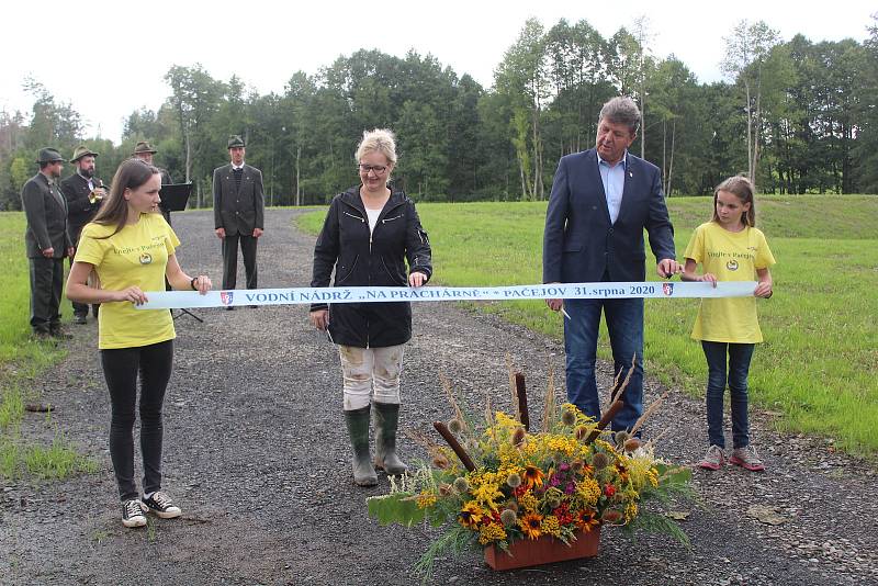 Slavnostní otevření nádrže na zadržení vody v přírodě v Pačejově.