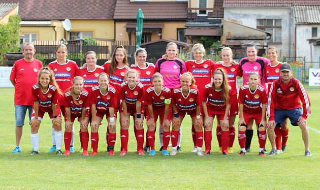 Fotbalistky SK Klatovy 1898 (hráčky v červených dresech) sehrály své historicky první utkání. Soupeřkami byly dívky Viktorie Plzeň do 18 let.