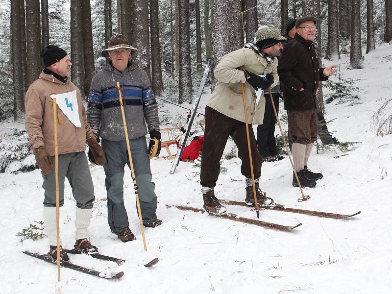 Sjezd z Pancíře na historických lyžích 2018.