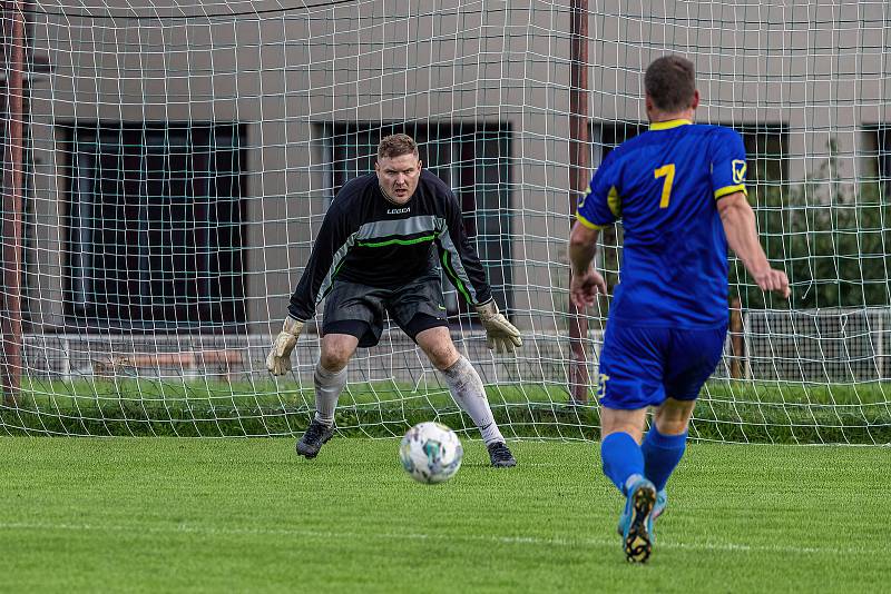 5. kolo OPM: FC Švihov (na snímku fotbalisté v červenobílých dresech) - TJ Sokol Chudenice (modří) 2:2 (2:0).