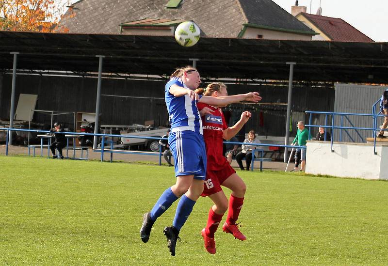 9. kolo divize žen, skupina C: SK Klatovy 1898 (na snímku fotbalistky v červených dresech) - TJ Jiskra Domažlice 1:1 (1:0).