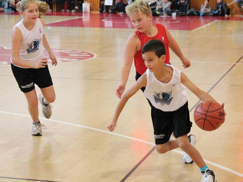 Junior NBA League 2016: Houston Rockets (ZŠ Klatovy, Plánická ul, červené dresy) - Dallas Mavericks (ZŠ Švihov) 24:27 