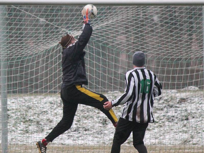 Zimní turnaj v Sušici: Nýrsko (v pruhovaném) - Luby 2:0.