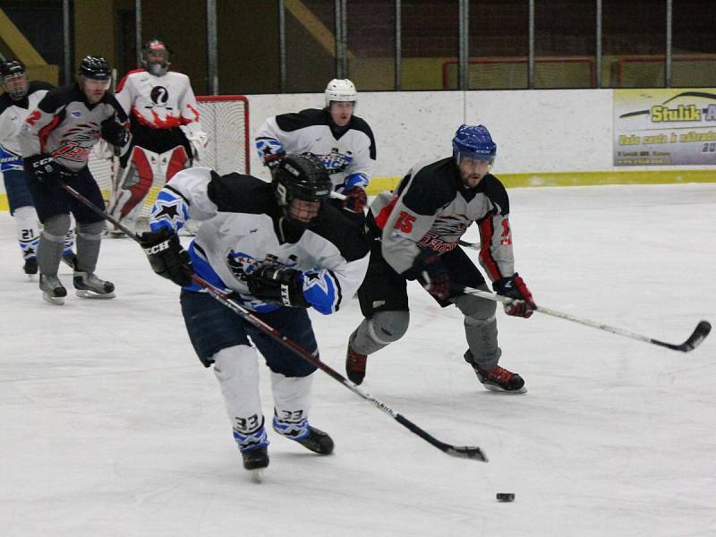 Šumavská liga amatérského hokeje: HC Vizi Auto (šedé dresy) - HC AutoKempf 1:3