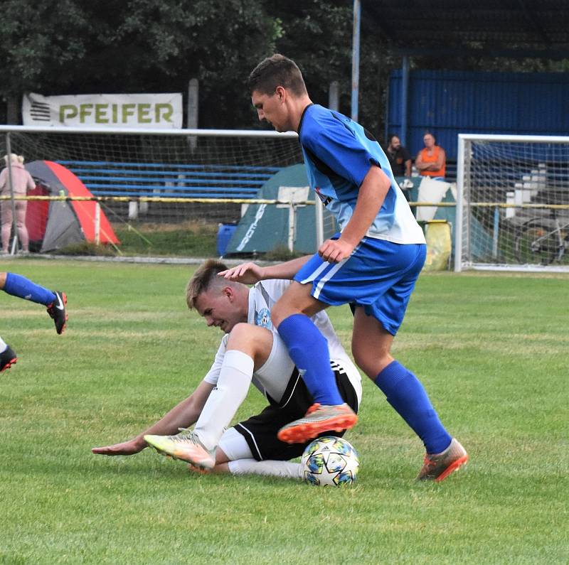 Fotbalisté FK Horažďovice (na archivním snímku hráči v modrých dresech) porazili na domácím hřišti Svéradice 4:1. O výhře ale rozhodli až po obrátce.