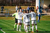 I. A třída Plzeňského kraje, 17. kolo: TJ Tlučná - TJ Sušice (na snímku fotbalisté v bílých dresech) 0:5 (0:1).